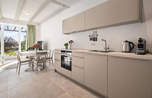 GUT KLETKAMP "Mühlenhof 2" - Ruhige Ferienwohnung mit 2 Schlafzimmern I Terrasse mit See- & Naturblick I Gemeinschaftsgarten I 15 Min zur Ostsee I Küche I Parkplatz I Waschmaschine I WLAN - Foto 4