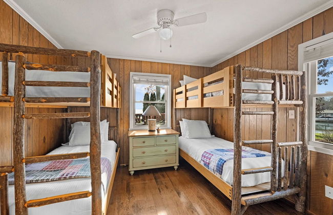 Bear Creek Lodge by Avantstay Lakefront + Dock - Photo 16