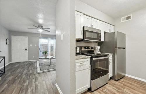 Family-Friendly 2Bd Midterm Stay I Parking Onsite - Photo 11