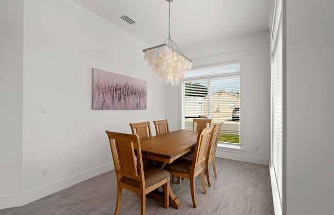 Brand NEW Expansive Coastal Home w/ Custom Furnishings Sleeps 15 - Foto 36