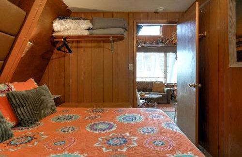 Charming A Frame Nestled Amidst Trees in Otter Rock, Oregon - Foto 13