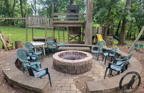 Private Pet-Friendly Cabins with Fire Pit for Nature Escapes in Clear Spring, Maryland, for Memorable Family Glamping Trips - Photo 18