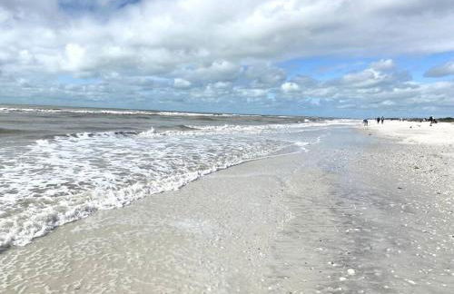 Waterfront Home With Heated Pool/Jacuzzi and only 1mile to beach - Foto 44