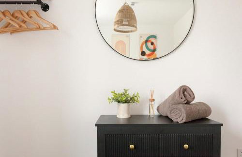 Runcorn Spacious Modern 3 bedroom House, 4 beds, On site Parking, Long stay deals - Foto 32