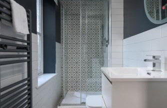 Modern Central 2 Bed Apartment with Parking - Foto 10