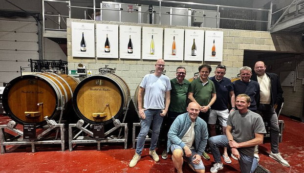 Alicante; Recorrido Vinícola Bodega Cata Vinos, Comida y Traslado - Foto 3, Bodega y barriles con grupo