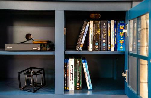 Modern w Fire Pit Deck, Grill & Hot Tub - Foto 11