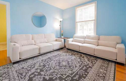 Charming 3BR Home With 2 Parking Spot, Near Transit & Shopping, - Foto 1