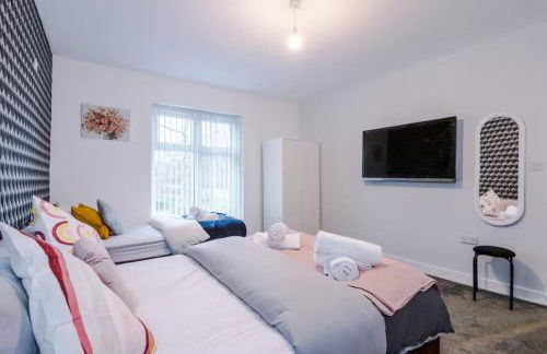 Group-Friendly Home near Manchester with Hot Tub and Private Cinema Room - Foto 27