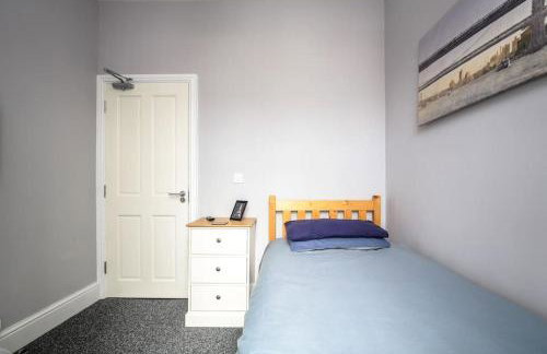 5 bedroom house, free parking, near football, sleeps 8 - Photo 10