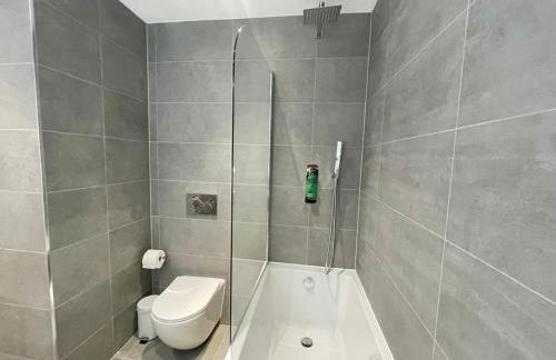 Elegant Windsor Flat - Short Walk to Windsor Castle, River Thames & Train Station - Foto 27