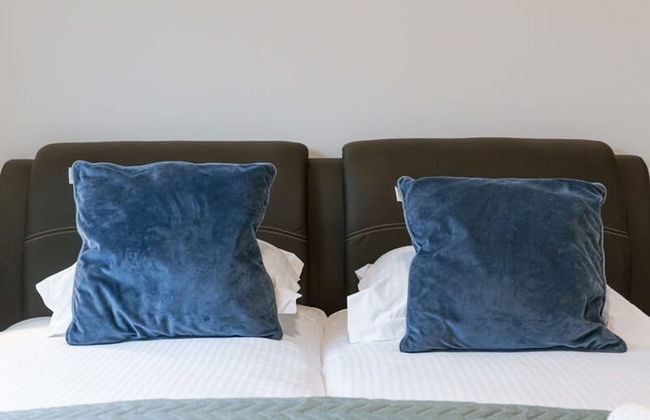 Spacious Getaway Close to the Beach and Airport - Foto 16