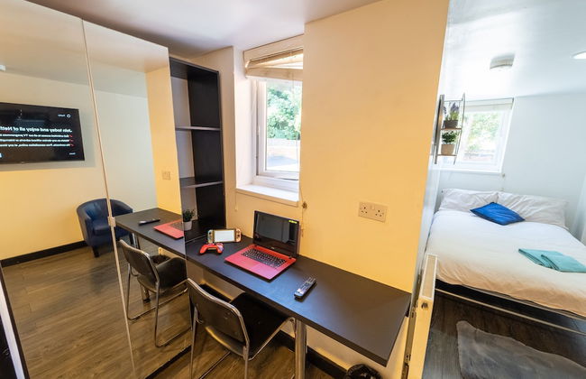 Large Studio 10 Minute Train Journey to the City! - Photo 12