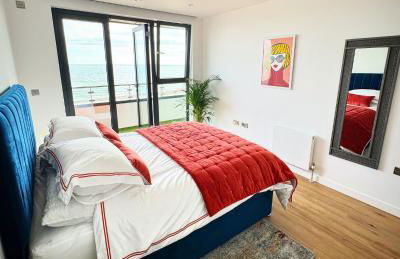 Stunning Beach Front Apartment with Sea views, FREE Parking & Balcony - Foto 8