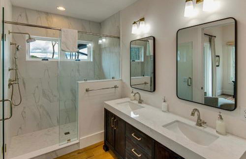 Deck and Mountain Views Black Chalet in Glenville - Foto 24