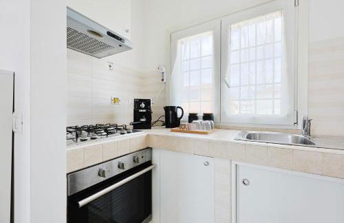 Azure Oasis with parking near the airport & beach - Foto 12