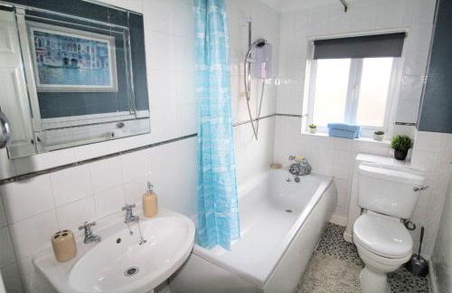 2 Bed Semi - Sleeps 4 - Private Garden & Parking - Quiet Cul De Sac Location - Dog Friendly - Fast Wifi - Close to Motorway Access - Foto 21