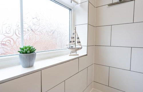 Great 3 bed Handbridge home Sleeps 6 EV Charger - Photo 21