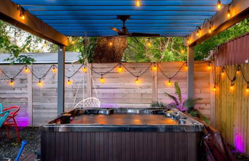 Stylish Home with Pool & Hot Tub near Downtown - Foto 8