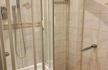 Erdgeschoss-Wohnung mit 2 Schlafzimmern, Balkon und Parkplatz - Foto 15