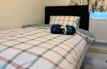 Three-bedroom modern family home by the pond with free parking - Photo 44