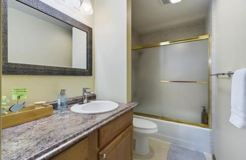 Updated Duplex with Mountain & Filtered Water View - Foto 24