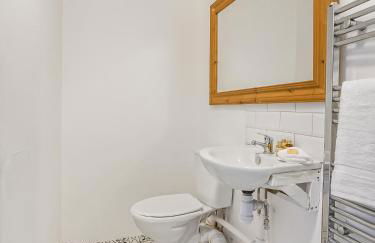 3 Bedroom Country Cottage with Private Garden - Photo 14