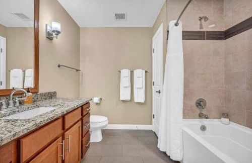 Luxury Condo w/ Lake Views! Center of Downtown - Foto 37