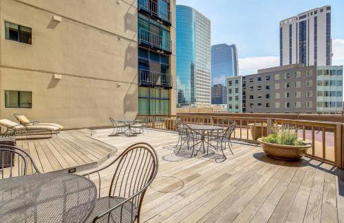 City Center Oasis Prime Location with Views - Foto 19