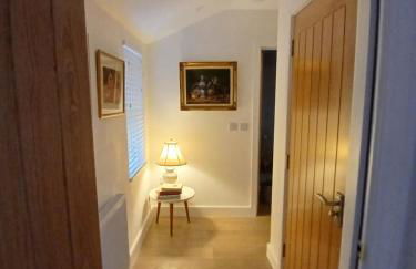 Luxury 1 bed apartment close to Airport and Exhibition centre ideal for short long term stays very cosy nicely furnished for comfort with all mod cons FreeParking on site Free WIFI - Foto 42