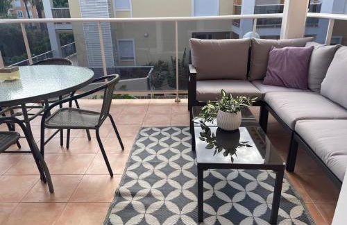 Sea-Breeze Apartment with Pool & Parking - Foto 1