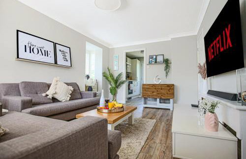 Lowndes House - Close to City Centre - Garden, Free Parking and Smart TV by Yoko Property - Foto 1