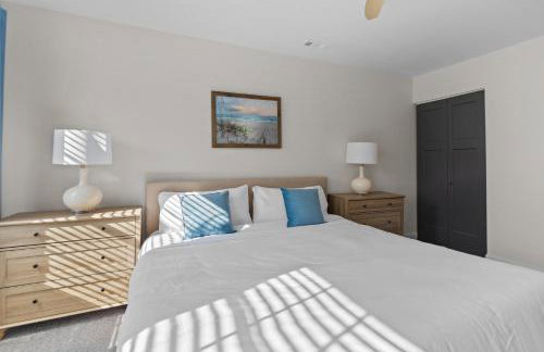 Brand New 4BR Near Downtown and Lucas Oil Stadium - Photo 3