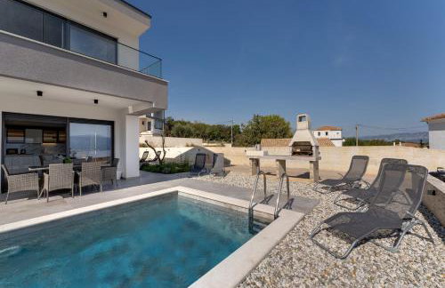 Villa Rosemary -semi-detached villa with a pool and a panoramic view, close to a sandy beach - by TRAVELER tourist agency Krk - Foto 16