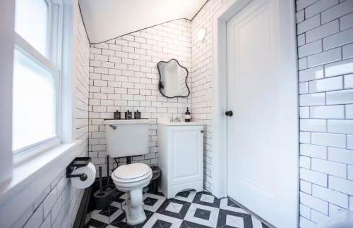 Bright 1-Bedroom Loft in Converted Garage with Private Entrance - Foto 6