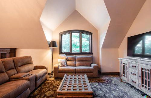 HIGHLANDS CASTLE overlooking Lake George plus 2 other CASTLES & SUITES - Foto 32