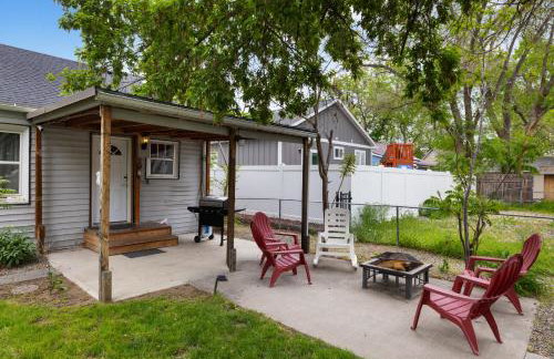 Bo's Rustic Cottage Cozy and Charming with Hot Tub and Fenced Yard - Foto 4