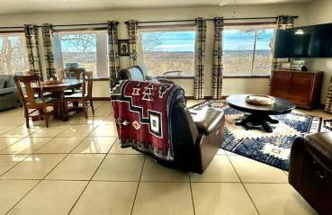 Secluded Riverfront Cabin with Bluff Views, Gated Privacy & Scenic Trail Access in Tahlequah, Oklahoma - Foto 2