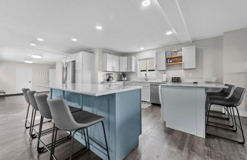 Lakefront - Spacious Family Getaway with Dock! - Foto 15