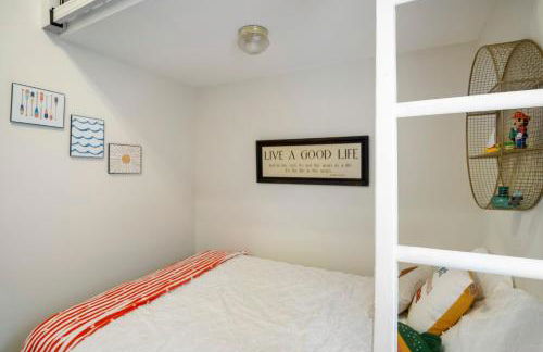 Pet-Friendly Lakefront Home in a Quiet Cove w/ Netflix, Outdoor Seating, Boat Slip - Foto 16