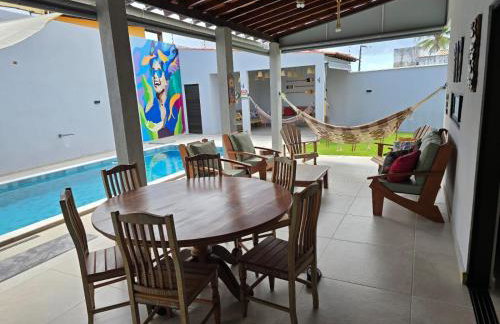 Quase beira mar, casa muito nova com 5 suítes, vista mar, piscina grande, cozinha completa, 4 vagas e perto de mercado, restaurantes e bares - CLIQUE E VEJA AS FOTOS - Foto 9