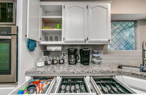 Family-Friendly Fun, Pool, Game Room, DFW Airport - Photo 11