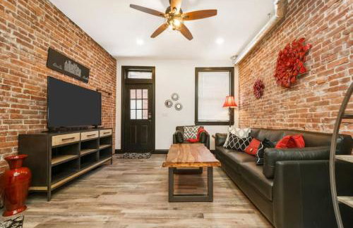 HostWise Stays - Prime Location in Lawrenceville, Exposed Brick 2BR Home - Foto 25