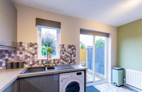 Modern 2-Bed Home with Free Parking Near Peak District - Foto 4