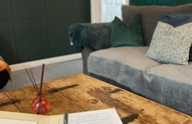 The Hive 2-Bed Apartment with Kitchen and Private Bathroom in Lively Monton Village - Sleeps 4 - Free WiFi - Parking Nearby - Foto 7