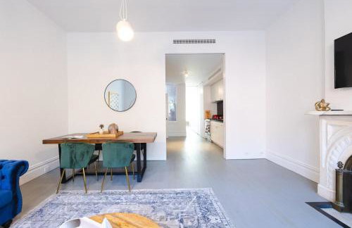 E10-2 Designer East Village Townhouse 1BR W D - Foto 28