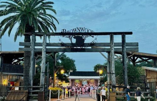 Cozy Oasis in Prime Location with Sunset Lake View, Golf Cart and Bathtub - Foto 9