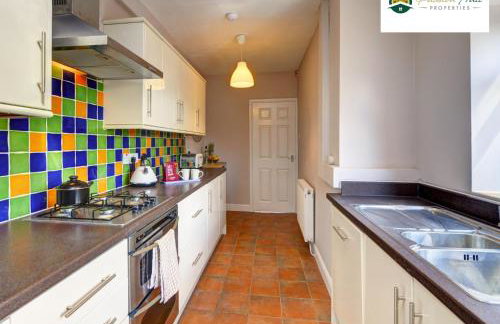 4 Bedroom House - Sleeps 7, Near Coventry Airport, City Centre, Free Wi-Fi with Driveway Parking & Garden, Full Kitchen - AHC - Photo 13