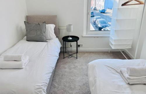 Charming End of Terrace Home with Garden - Foto 27