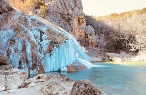 The Bluebird Cottage Style Cabin with Hot Tub near Turner Falls and Casinos - Foto 24